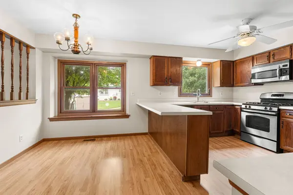 980 Sandalwood LN, Crystal Lake, IL 60014