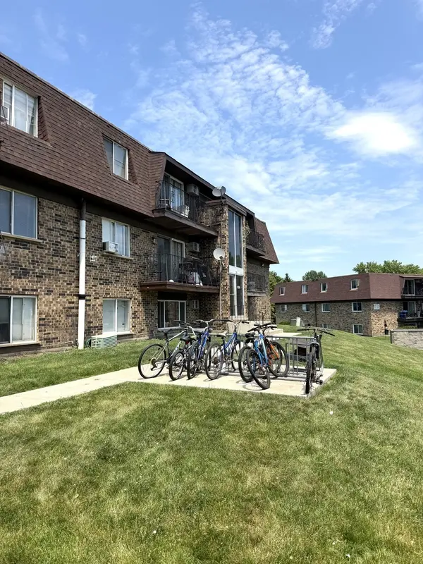 2500 Mark Thomas LN #5B, Hanover Park, IL 60133