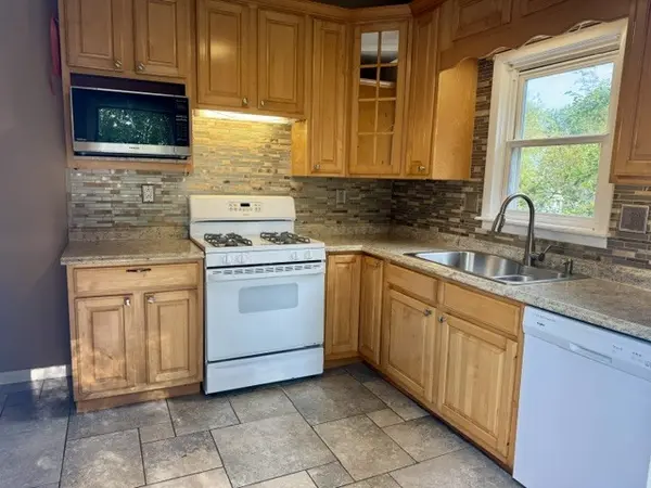 3220 Cleveland ST, Clinton, IA 52732
