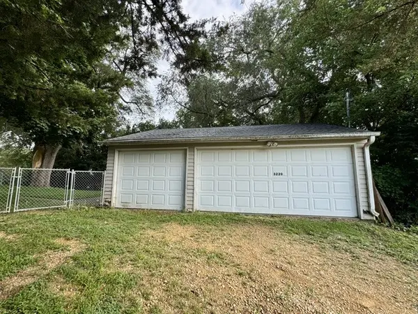 3220 Cleveland ST, Clinton, IA 52732