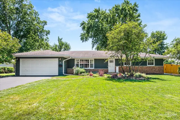 210 Briar LN, North Aurora, IL 60542