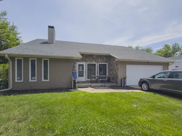 4455 Amesbury DR, Bettendorf, IA 52722