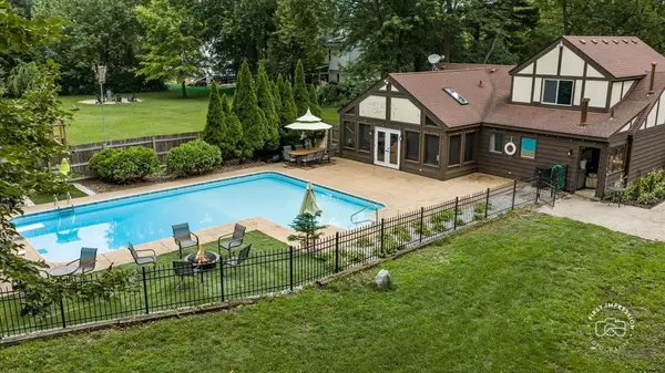 5N284 Oak RD, St. Charles, IL 60175