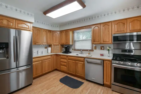 706 Greenbriar LN, Lindenhurst, IL 60046