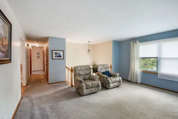 706 Greenbriar LN, Lindenhurst, IL 60046