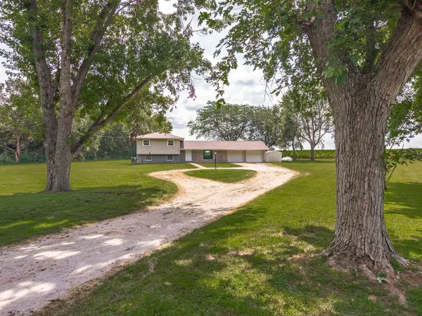 15795 E 2550 North RD, Hudson, IL 61748