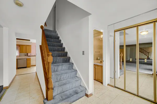 160 Chatham LN, Roselle, IL 60172