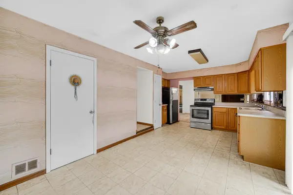 160 Chatham LN, Roselle, IL 60172