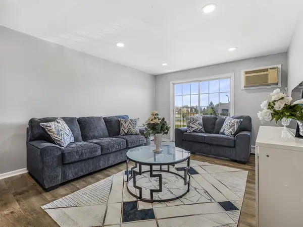 107 W Elk TRL #206, Carol Stream, IL 60188