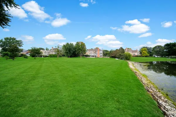 8 Lakeside DR, South Barrington, IL 60010