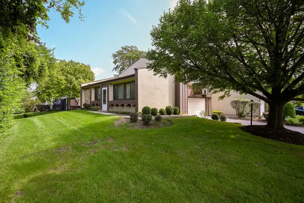 19 Elmwood SQ, Indian Head Park, IL 60525