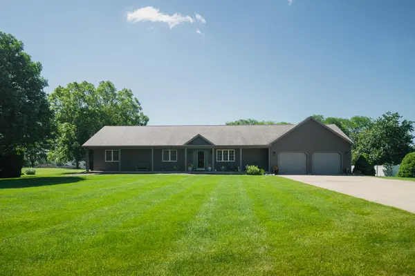 800 Burgess DR, Utica, IL 61373