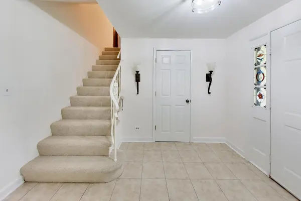 252 Millford LN, Bloomingdale, IL 60108