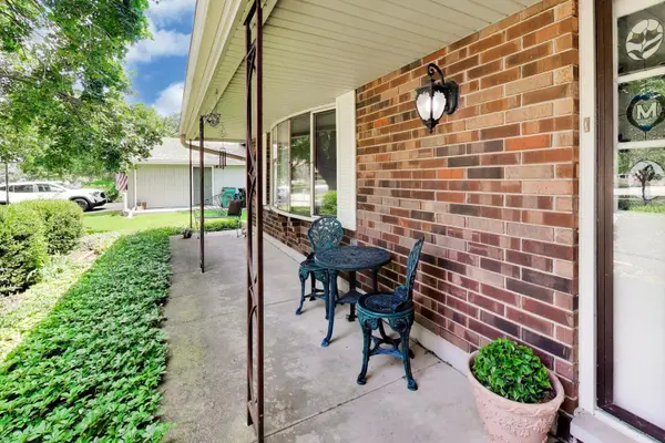 252 Millford LN, Bloomingdale, IL 60108