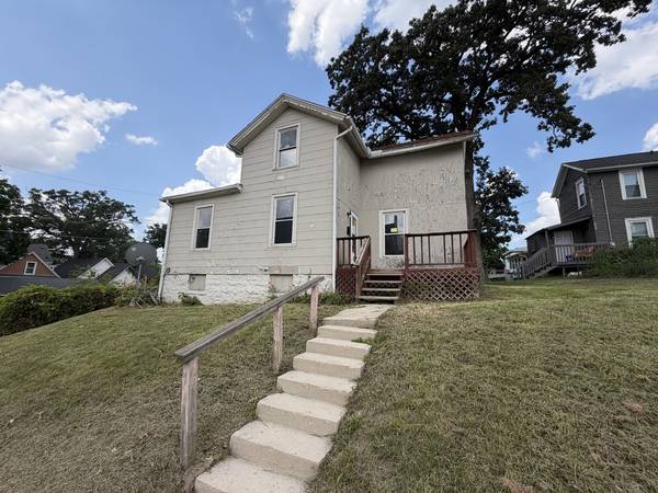 1016 Iowa ST, Davenport, IA 52803