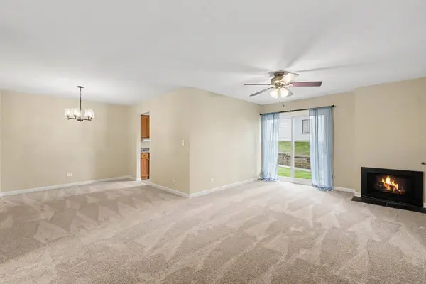 395 Springlake LN #A, Aurora, IL 60504