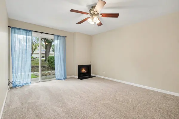 395 Springlake LN #A, Aurora, IL 60504
