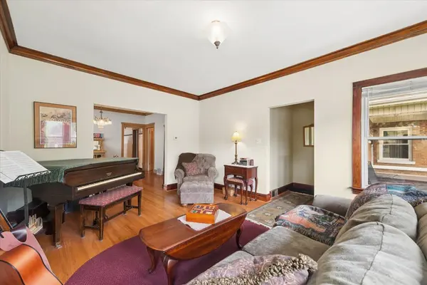 5058 W Barry AVE, Chicago, IL 60641