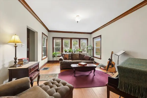 5058 W Barry AVE, Chicago, IL 60641