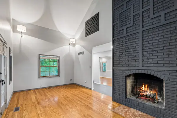 15 Winding Branch RD, Hawthorn Woods, IL 60047