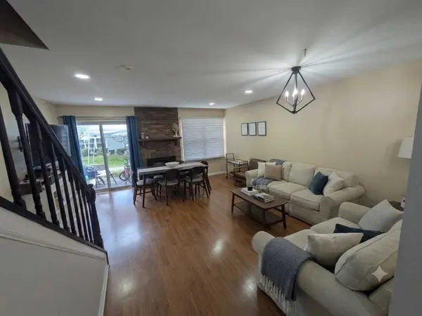 1054 Rockport DR #1, Carol Stream, IL 60188