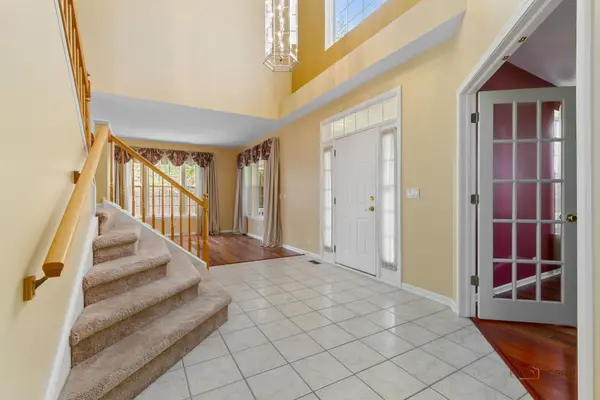 1713 Nathan LN, Libertyville, IL 60048