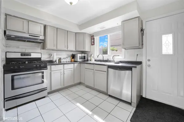 9045 Emerson DR, Des Plaines, IL 60016