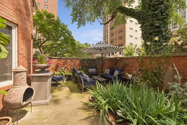 716 W JUNIOR TER #A, Chicago, IL 60613