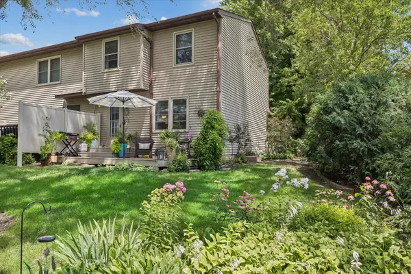 825 Brookview DR, De Witt, IA 52742
