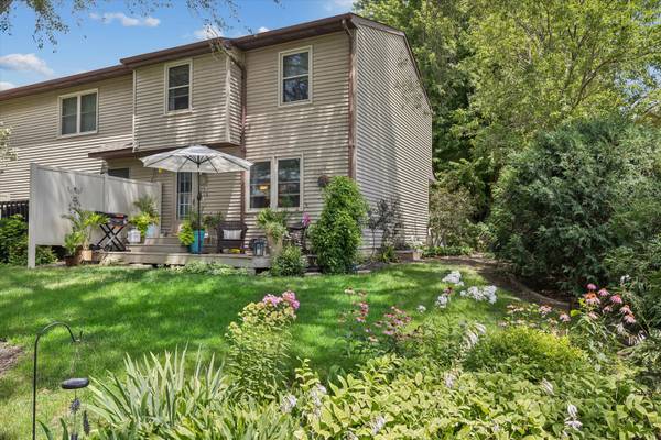 825 Brookview DR, De Witt, IA 52742