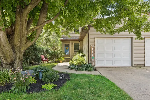 825 Brookview DR, De Witt, IA 52742