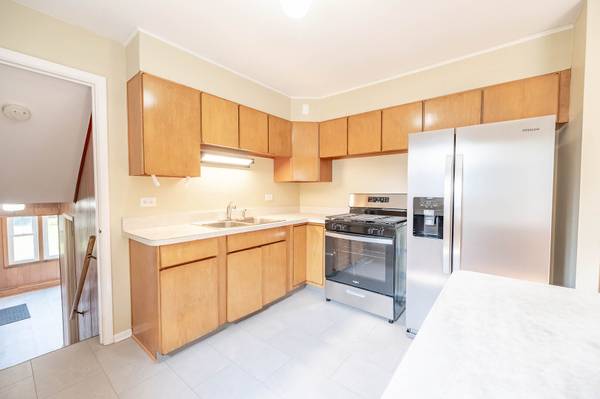 2203 Kirchoff RD, Rolling Meadows, IL 60008