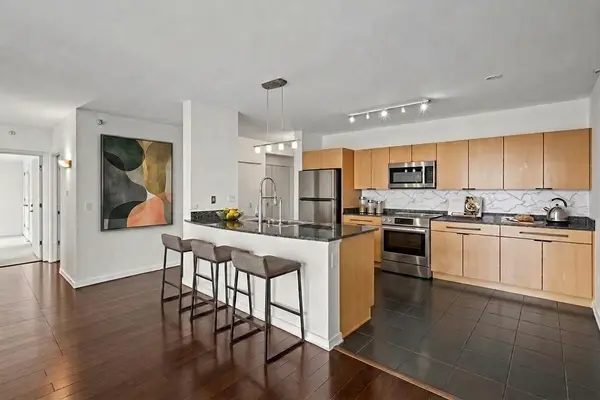807 DAVIS ST #1211, Evanston, IL 60201