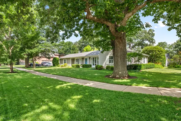 2111 Bosworth LN, Northfield, IL 60093