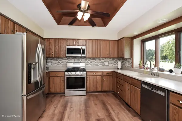37W390 Linda LN, Elgin, IL 60124