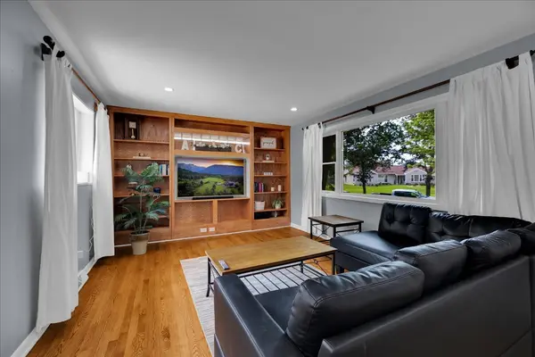 707 S Gables BLVD, Wheaton, IL 60189