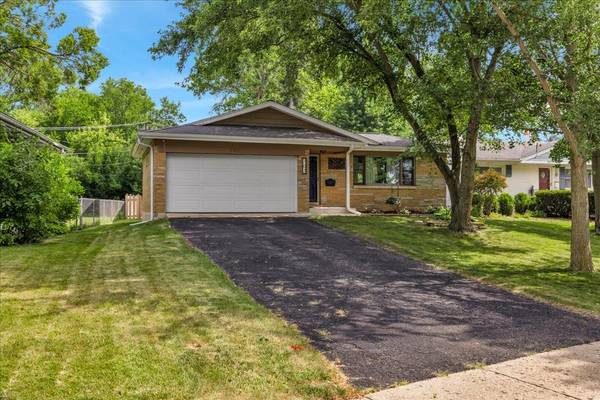 707 S Gables BLVD, Wheaton, IL 60189
