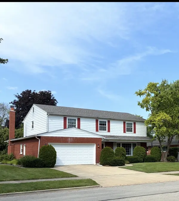 2114 E Robinhood LN, Arlington Heights, IL 60004