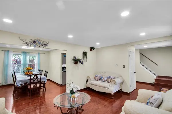 628 Primrose LN, Schaumburg, IL 60194