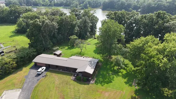 8 Lakedale DR, Salem, IL 62881