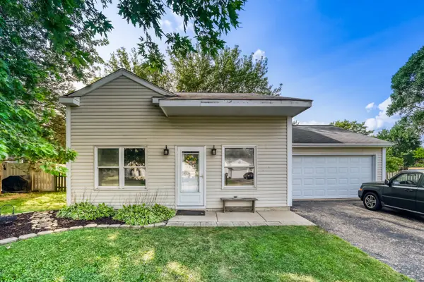 800 Newport DR, Island Lake, IL 60042
