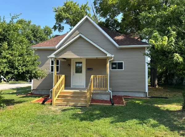 1102 E Church ST, Salem, IL 62881