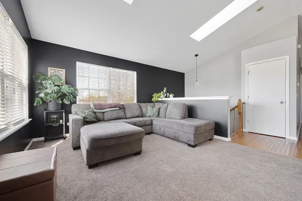 1002 Castleshire DR, Woodstock, IL 60098