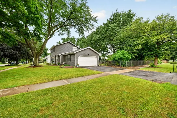 114 Wakefield LN, Geneva, IL 60134