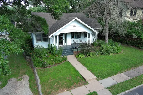 1927 Tremont AVE, Davenport, IA 52803