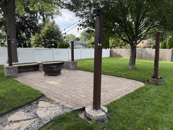 1940 Division ST, St. Charles, IL 60174