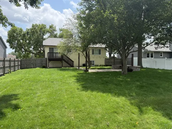 1940 Division ST, St. Charles, IL 60174