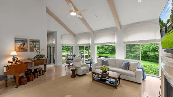 107 N Mayflower RD, Lake Forest, IL 60045