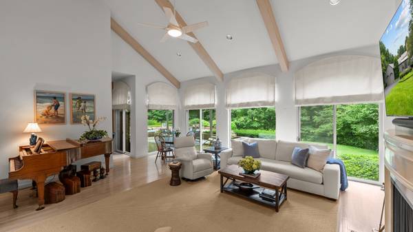 107 N Mayflower RD, Lake Forest, IL 60045