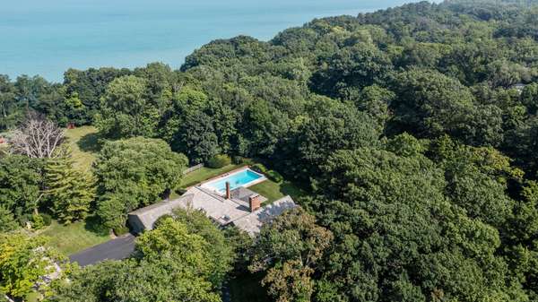 107 N Mayflower RD, Lake Forest, IL 60045